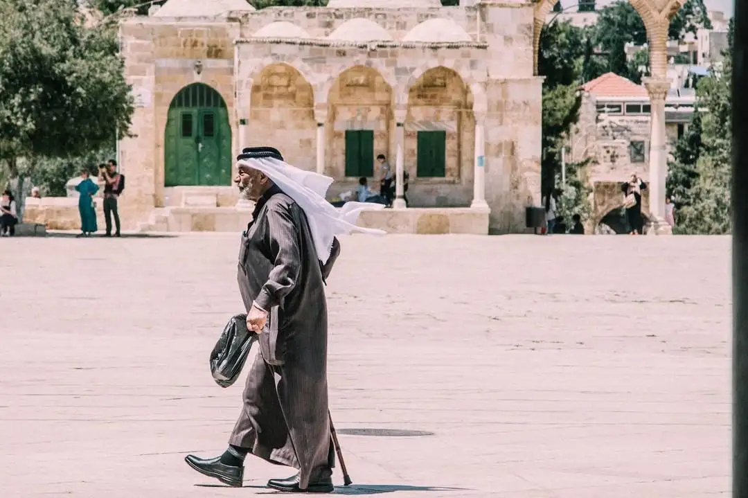 Homme musulman faisant une visite à pied à Jérusalem