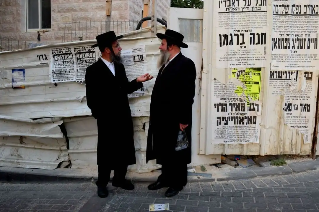 Deux juifs ultra-orthodoxes aperçus en tournée à Jérusalem