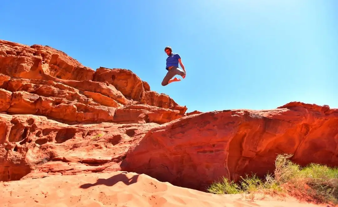 Homme faisant du parkour dans le désert lors d'une tournée Abraham