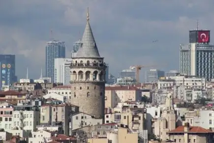 La mosquée Sainte-Sophie à Istanbul, en Turquie, avec des fontaines devant.