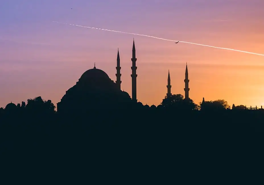 Le coucher du soleil derrière les minarets d'une grande mosquée à Istanbul, Turquie