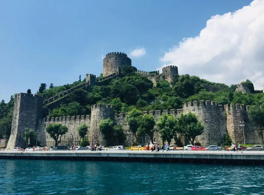 Ulica za zajtrk z ladjo po Bosporju