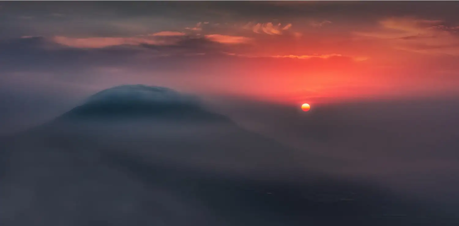 Mont Thabor - un lieu religieux célèbre à visiter en Israël - avec un coucher de soleil rouge cramoisi