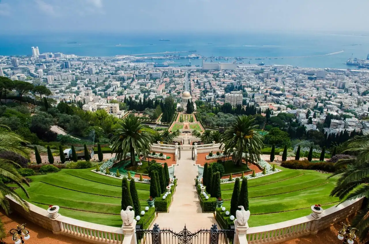 La vue des jardins et de la ville de Haïfa depuis le Bahá