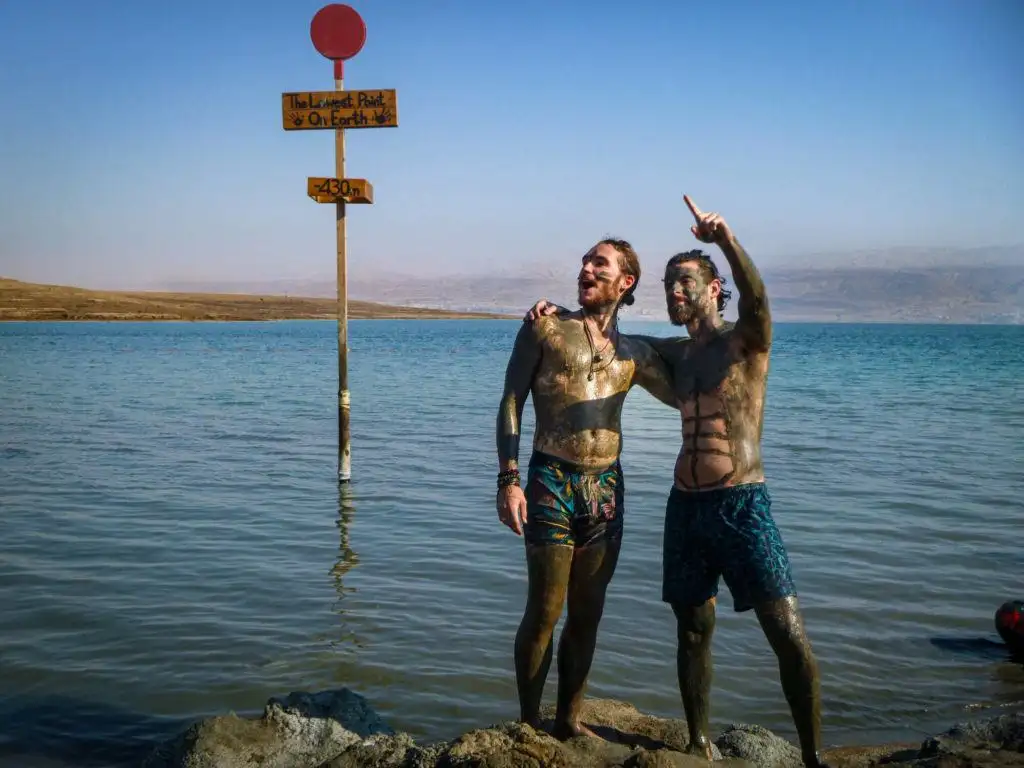 En Israël, deux routards posent pour une photo dans la mer Morte