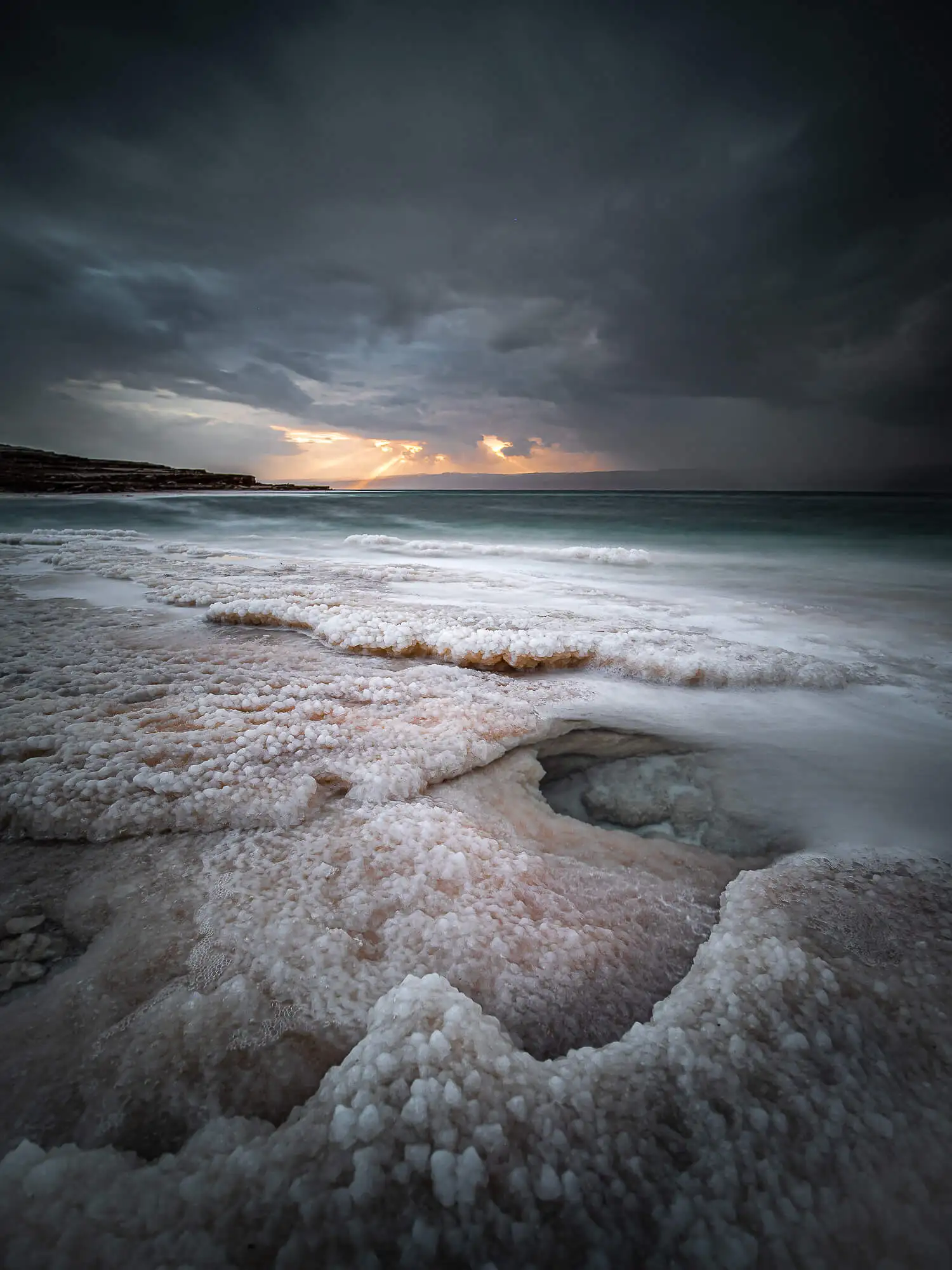 Formations de cristaux de sel sur les rives de la mer Morte en Israël