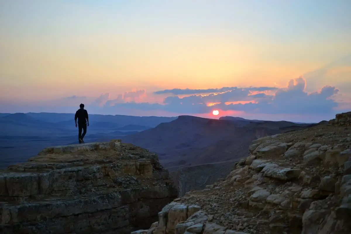 Un routard à Mitzpe Ramon regarde le coucher du soleil - le meilleur endroit hippie d'Israël