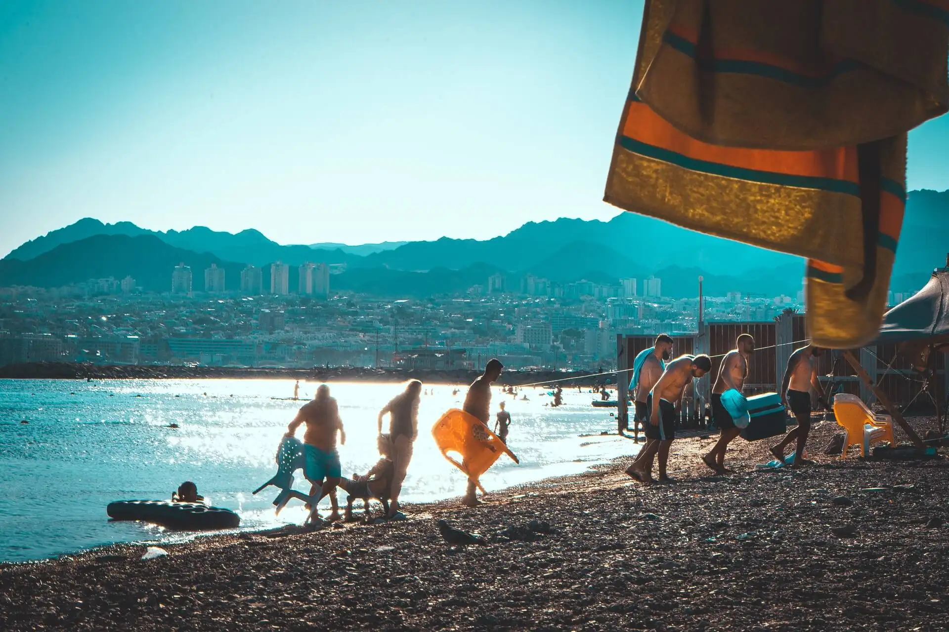 Une foule de touristes sur une plage d’Eilat
