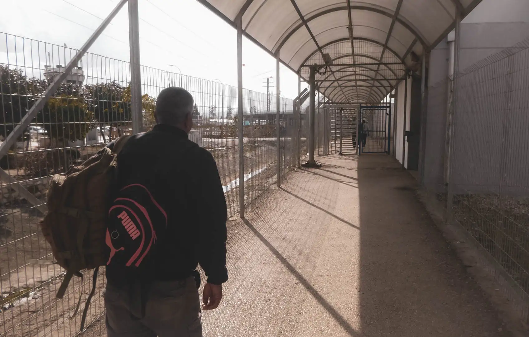 Un Palestinien et un routard entrent en Cisjordanie par un poste de contrôle militaire près de Jénine