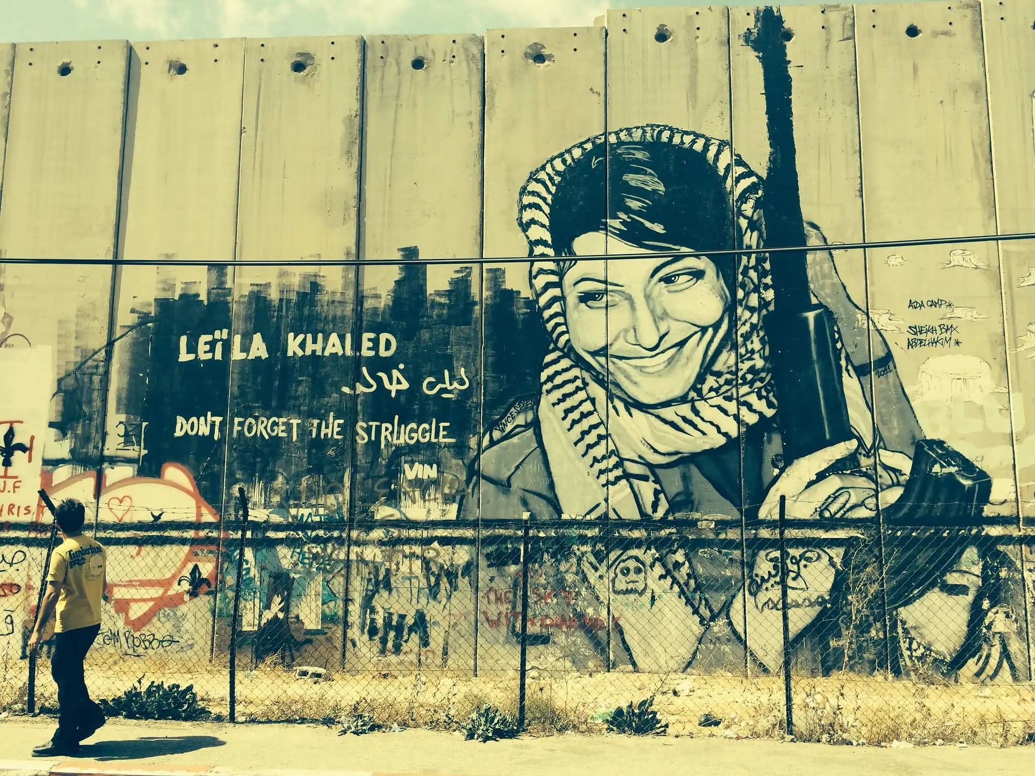 Fresque de street art de Leila Khaled sur la barrière israélienne en Cisjordanie à Bethléem