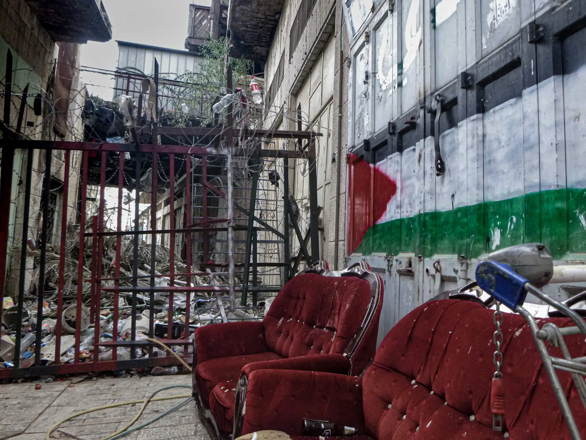 Art de rue et dans une ruelle délabrée à Hébron - un endroit difficile à visiter en Palestine
