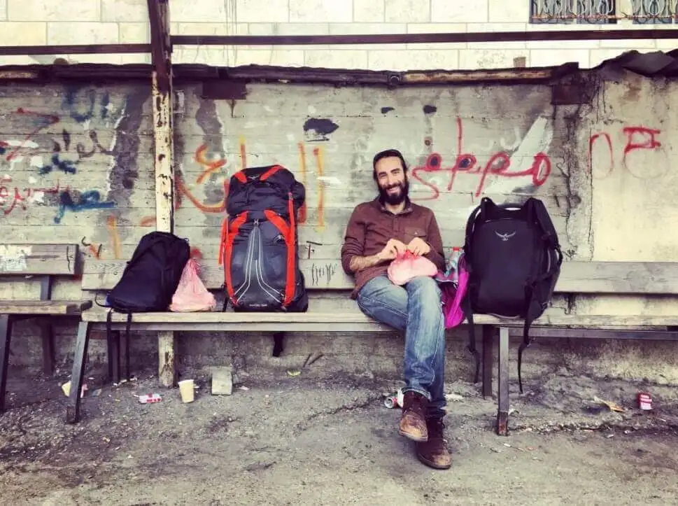 Un enfant palestinien pose pour une photo pour un routard à Hébron