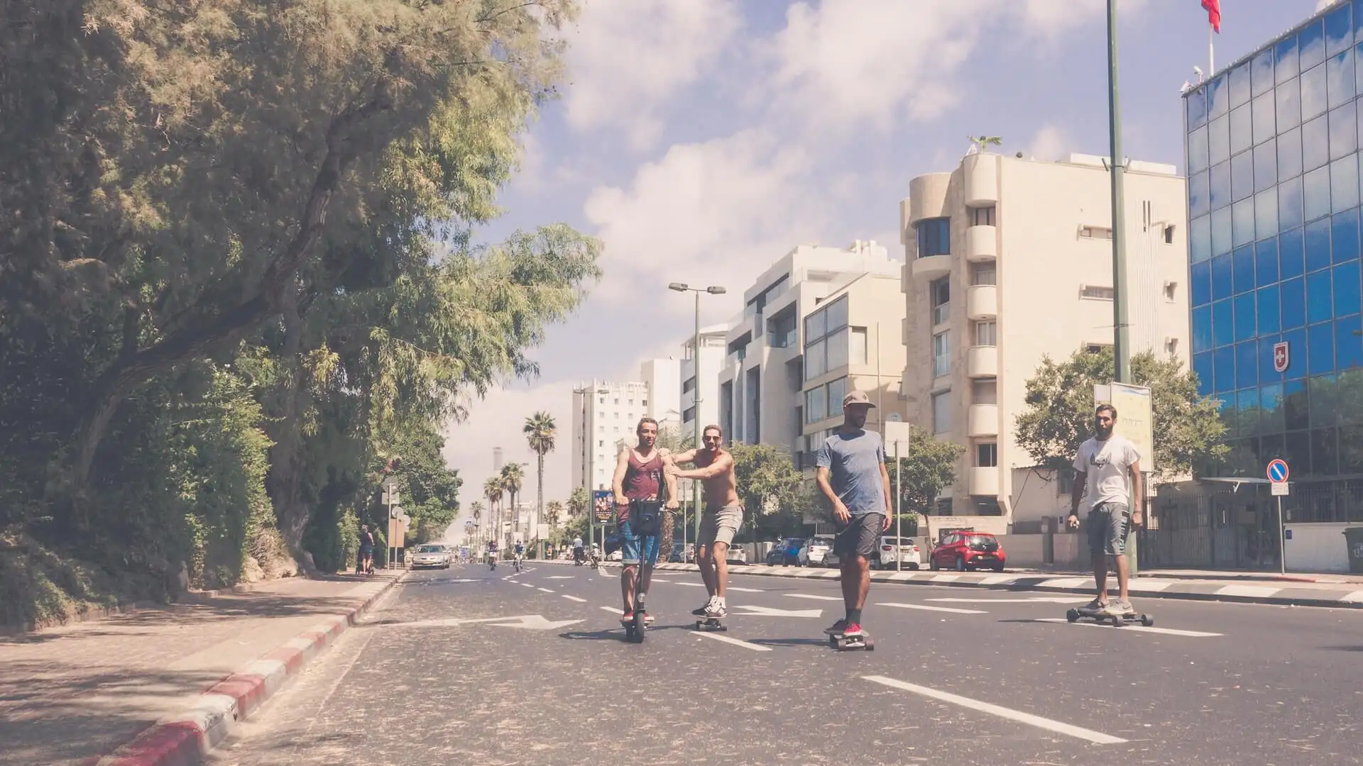 Une équipe de skateurs profite des rues vides de Tel Aviv le jour du Shabbat