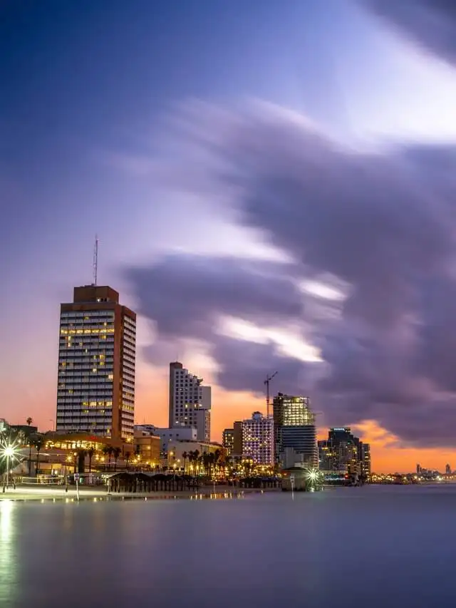 Une belle plage à Tel Aviv juste après le coucher du soleil