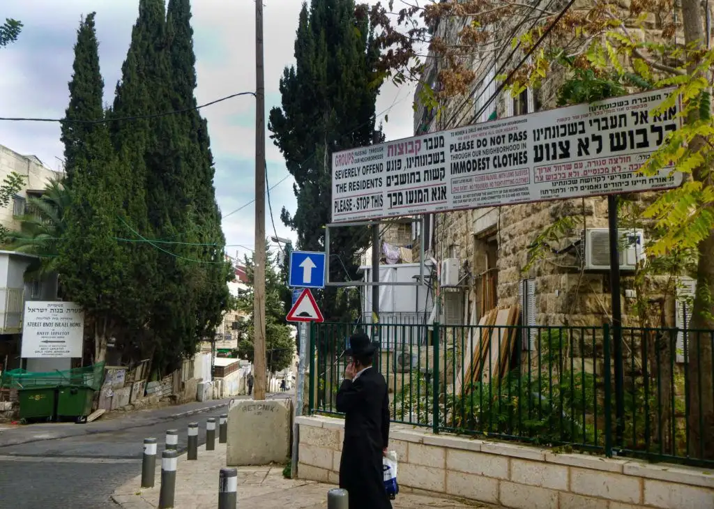 Un juif ultra-orthodoxe parlant au téléphone dans un quartier de Jérusalem