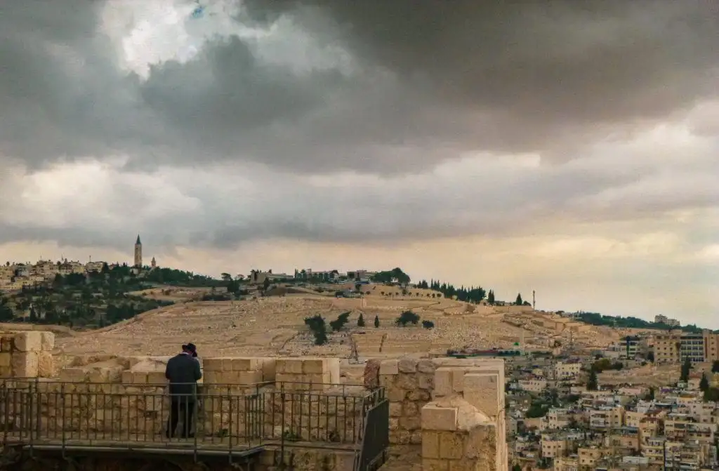Un juif ultra-orthodoxe priant devant le mur de la vieille ville de Jérusalem