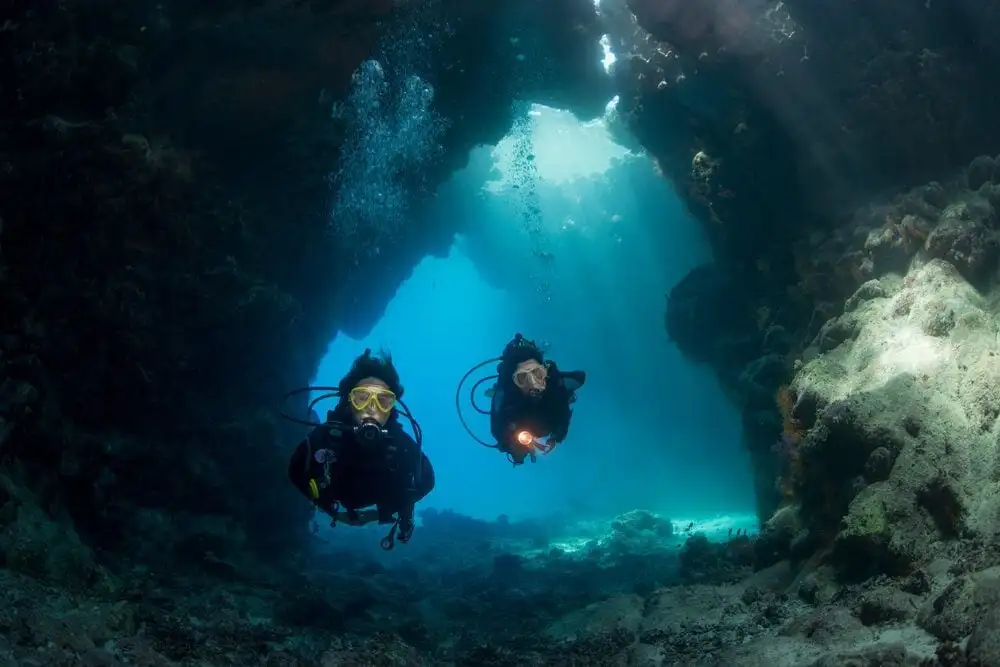 Plongeurs débutants dans une grotte pendant un cours de plongée à Eilat