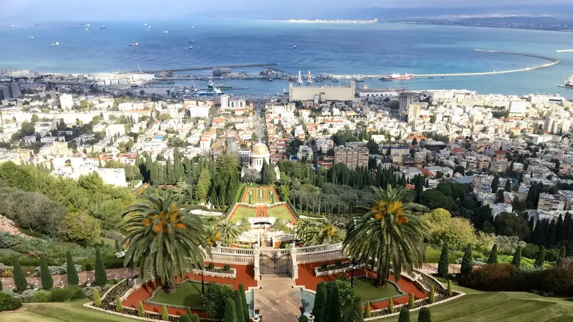 la vue depuis le sommet des jardins Bahai à Haïfa, surplombant la mer