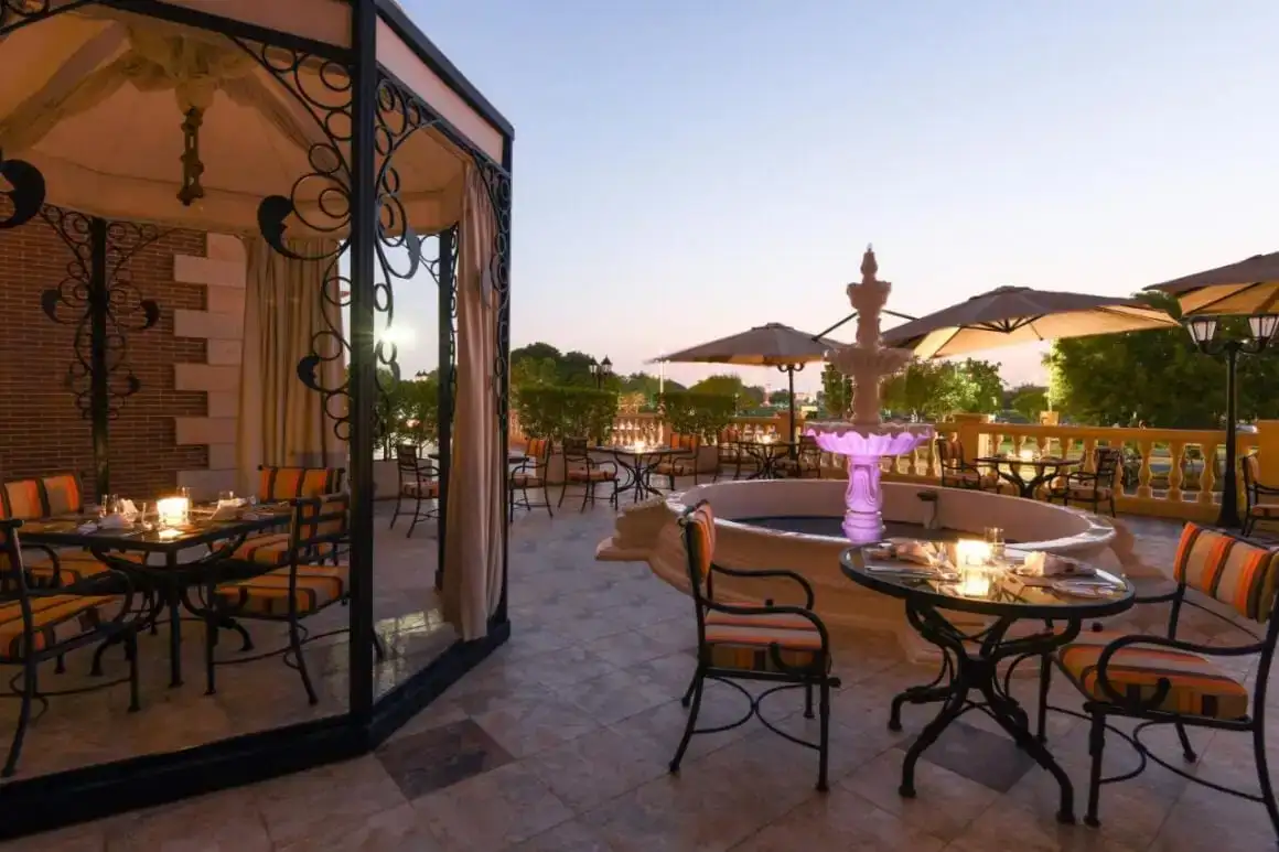 Chambre ensoleillée dans la villa