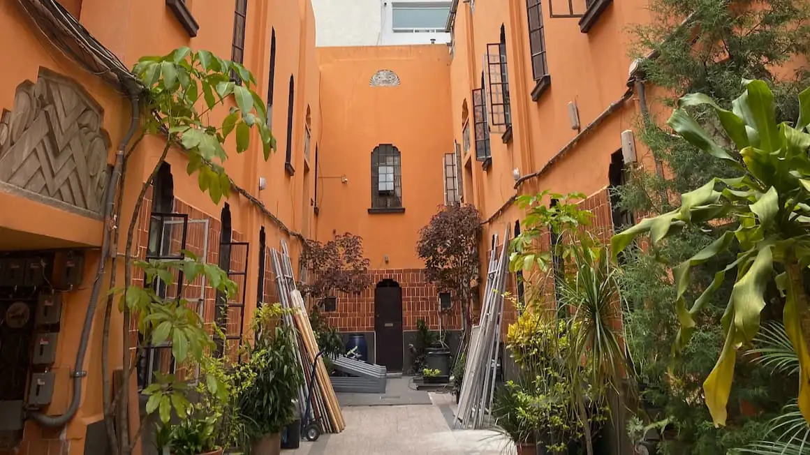 Ein leuchtend orangefarbener Apartmentkomplex in Mexiko-Stadt