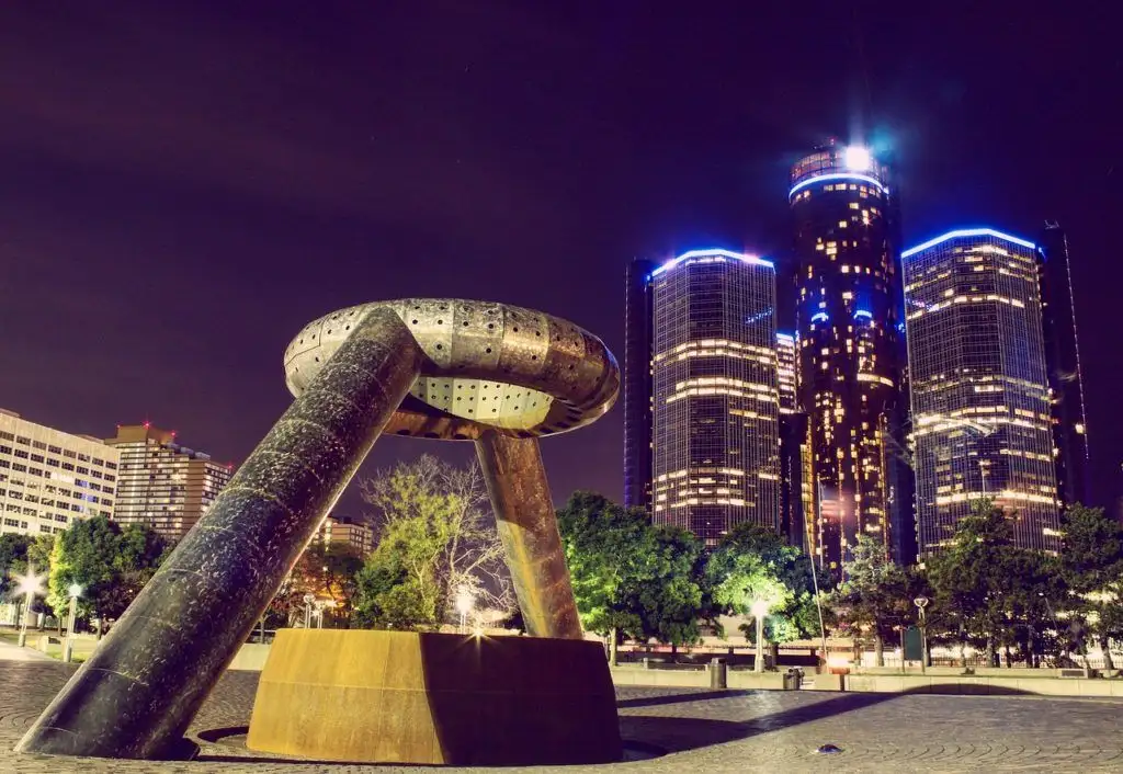 Detroit Travel Guide: město v noci