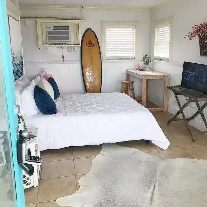 Cabane de surf en bord de mer