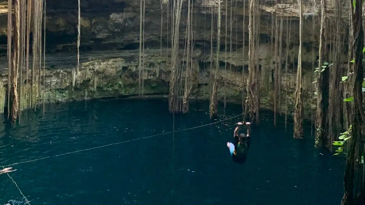 Nag-backflipping sa isang cenote