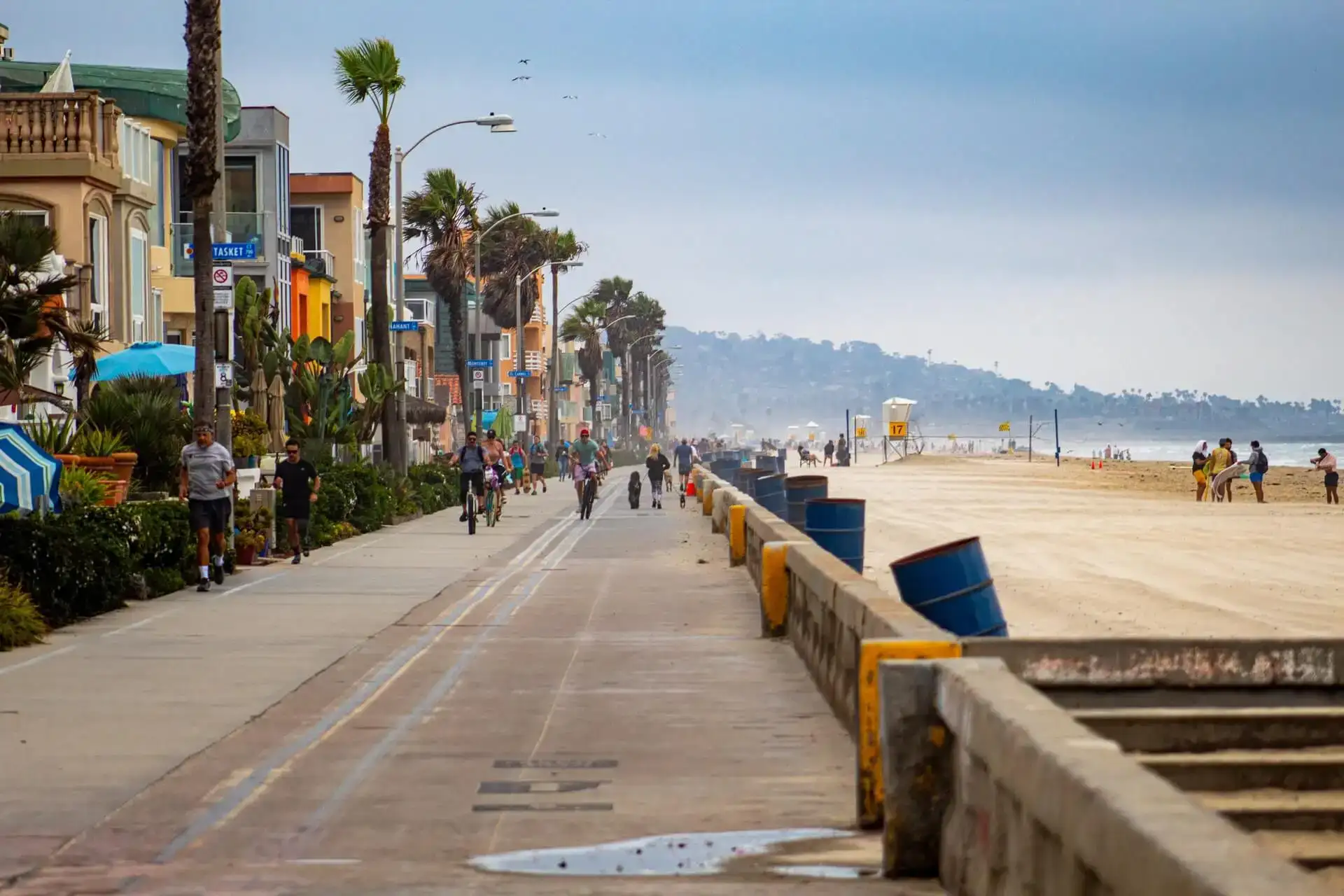 calçadão preto de san diego no lado esquerdo e praia à direita