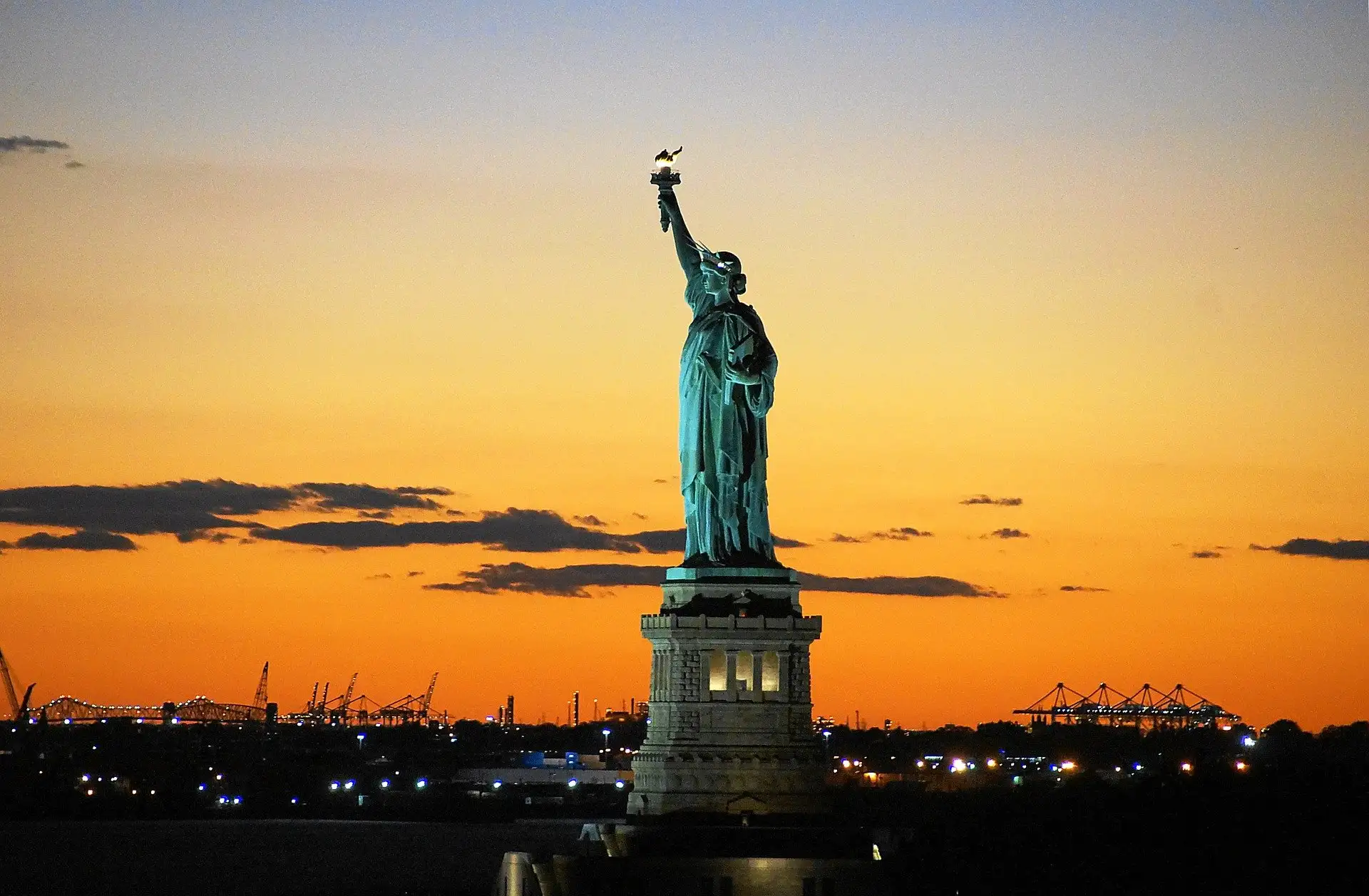 statue de la liberté sur un coucher de soleil orange sac à dos USA