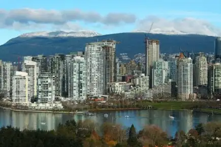 Gratte-ciel, lac et parc de Vancouver.