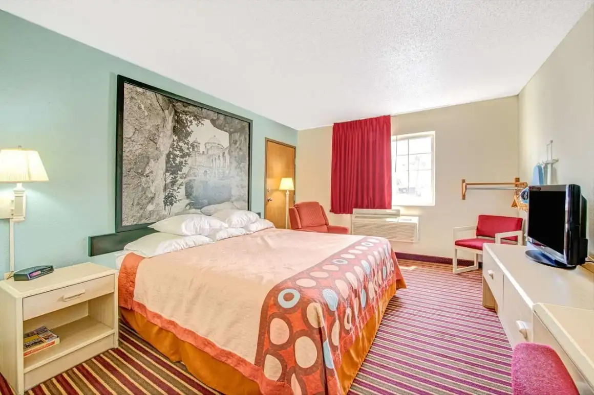 Super 8 by Wyndham San Antonio Festa