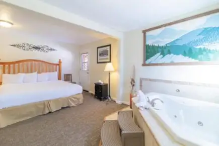 Номер із двоспальним ліжком розміру 'king-size' у готелі Murphy’s River Lodge