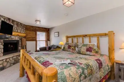 Номер з ліжком розміру 'king-size' та гідромасажною ванною в готелі Minturn Inn
