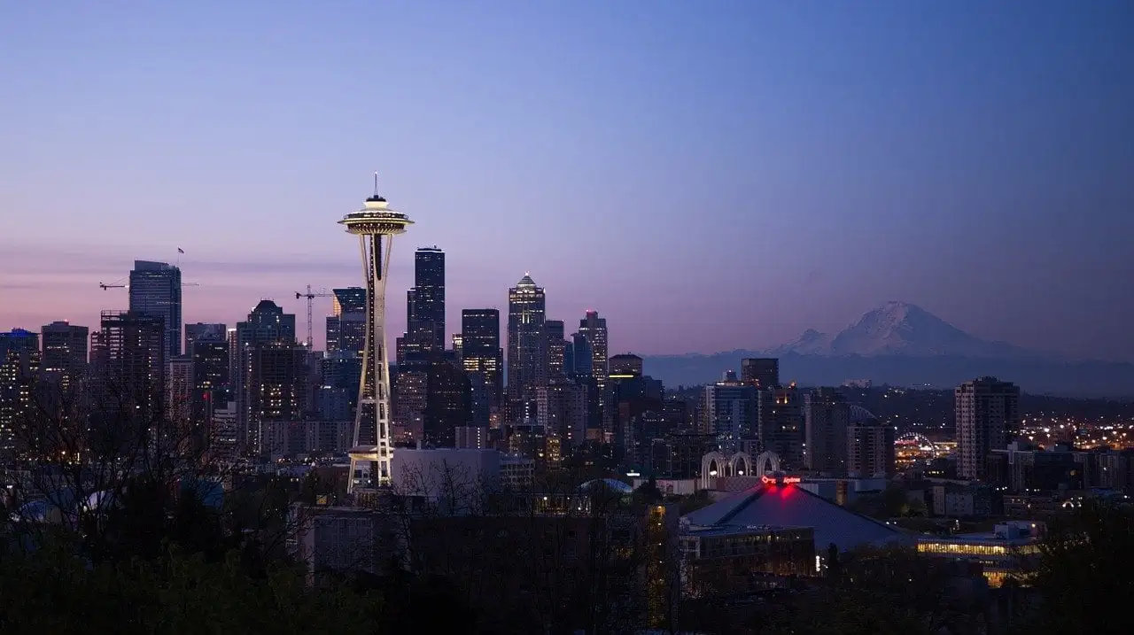 Seattle Washington State Road Trip avec montagne plus pluvieuse au crépuscule