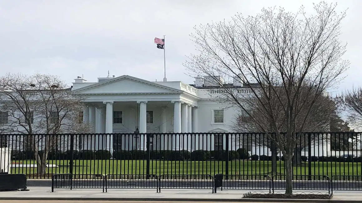 une photo de la maison blanche à Washington DC, la capitale des États-Unis