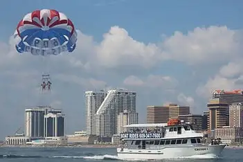 Vydejte se na parasailing z pobřeží