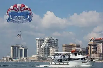 Vydejte se na parasailing z pobřeží
