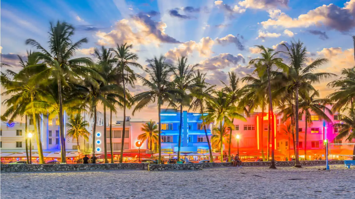 Coucher de soleil coloré sur la plage de Miami, regardant l'océan depuis le sable