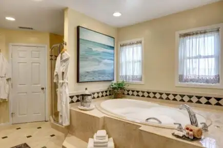 Номер із двоспальним ліжком розміру 'queen-size' та гідромасажною ванною в Hillcrest House B&B