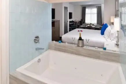 Люкс із гідромасажною ванною в готелі Holiday Inn Express & Suites