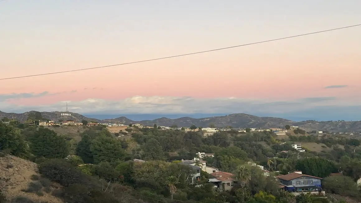 Panneau Hollywood sous un coucher de soleil rose comme signe d'un sentier de randonnée à Los Angeles, Californie, États-Unis