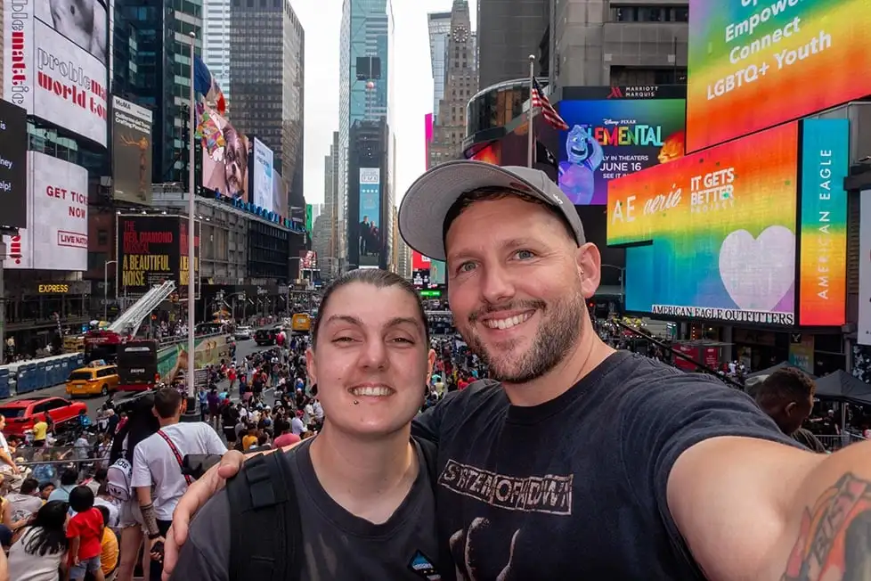 Uma bandeira americana e um táxi amarelo de Nova York