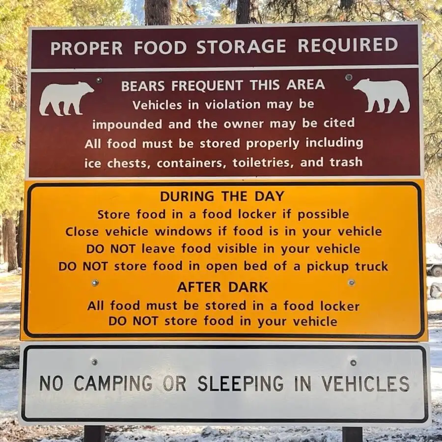 Cabana moderna na floresta, Big Bear CA, banheiras de hidromassagem no deck escondidas na floresta nesta cabana alugada