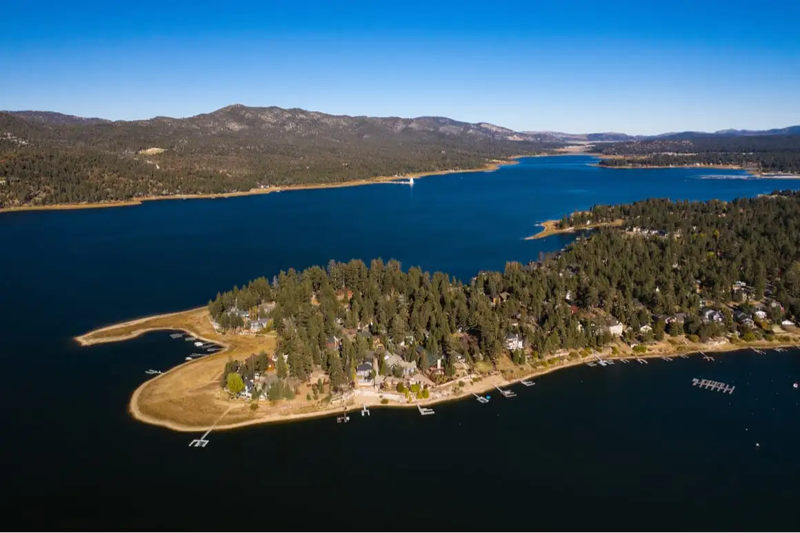 Parque Boulder Bay Big Bear Lake Califórnia, pessoas passeando no cais olhando para a floresta