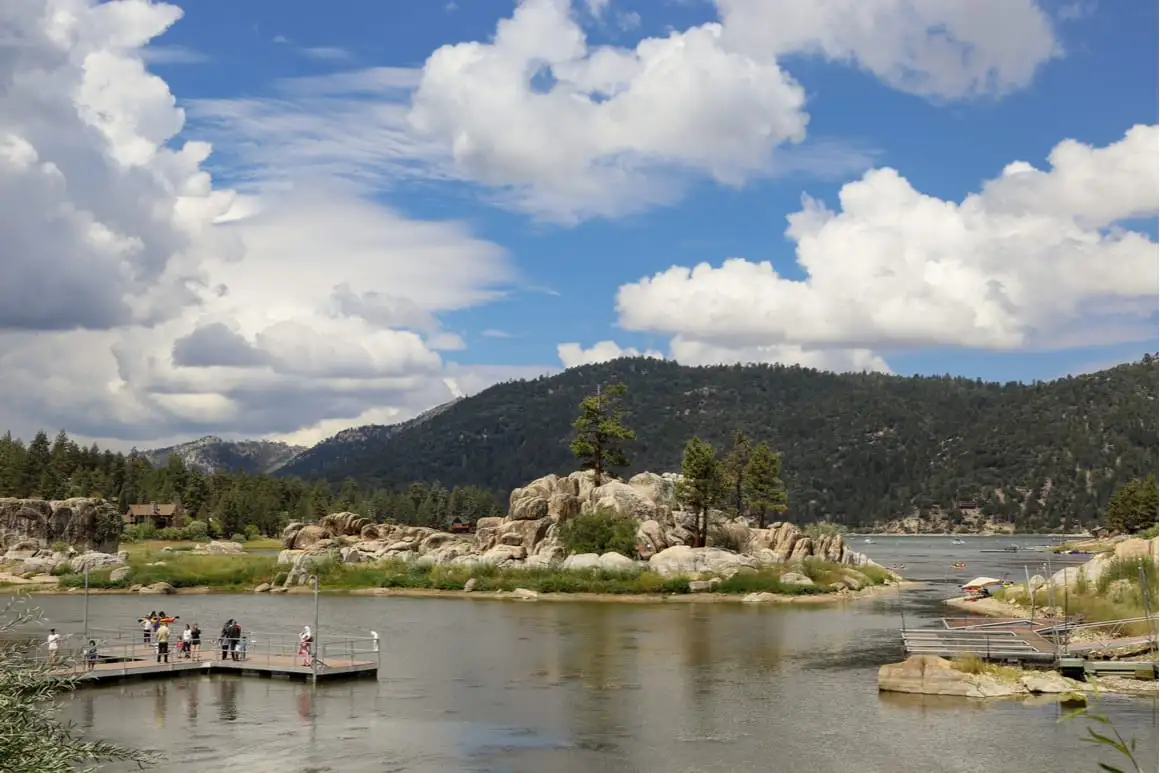 Uma vista do Cougar Crest Trail Big Bear olhando em direção ao lago com céu azul acima