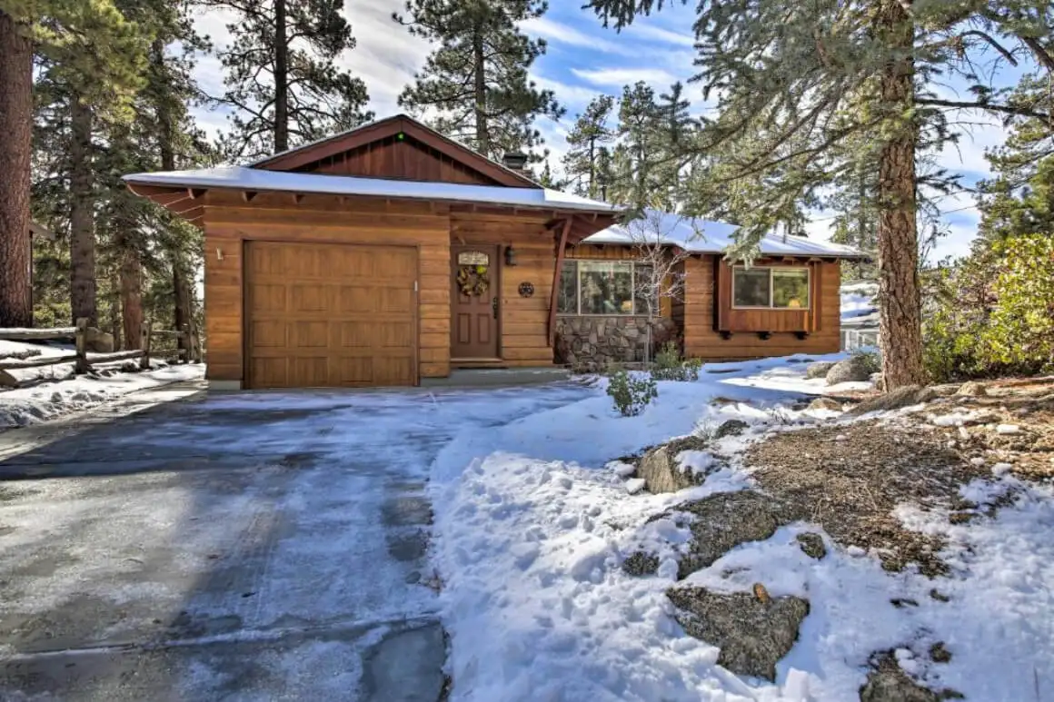Blue Horizon Lodge, Big Bear CA, linda cabana na floresta, neve no chão