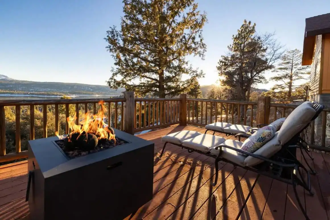 Fogo ao ar livre no deck do Lakeviews Lookout, Big Bear CA, tarde ensolarada com espreguiçadeiras para relaxar e admirar a vista da floresta e do lago