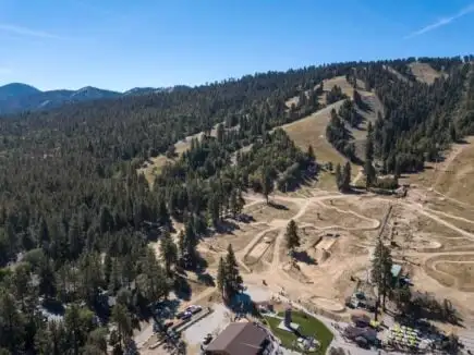 Grande lago em frente ao Holiday Inn Resort The Lodge, Big Bear CA. Resort de dois andares