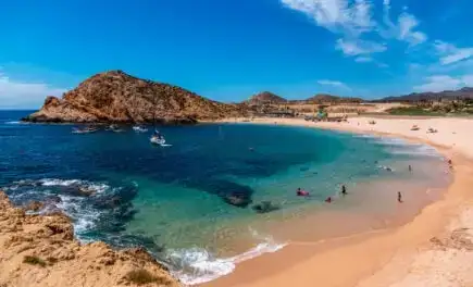 Gasebo yang dikelilingi dekorasi kertas warna-warni di jantung pusat kota Cabo San Lucas