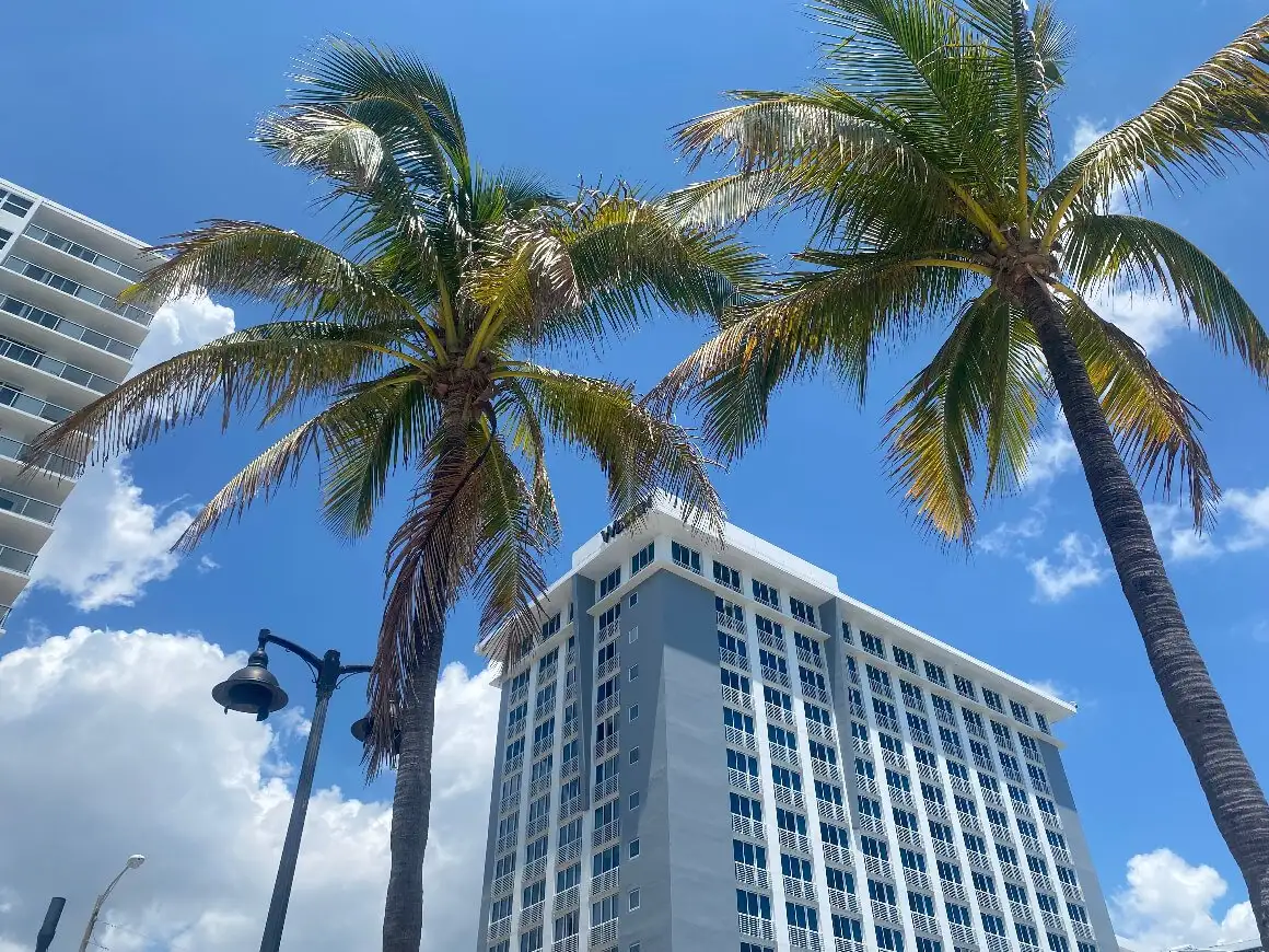 oranžni in rumeni sončni zahod ob plaži, kot ga vidimo med bivanjem na florida keys